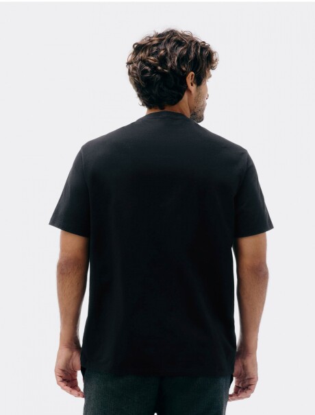 CAMISETA BÁSICA CON BOLSILLO NEGRO