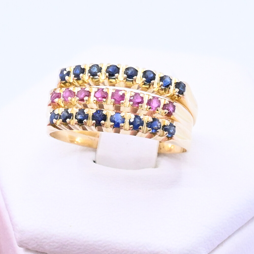 Anillo oro 18k triple con zafiros azules y rubíes. Anillo oro 18k triple con zafiros azules y rubíes.
