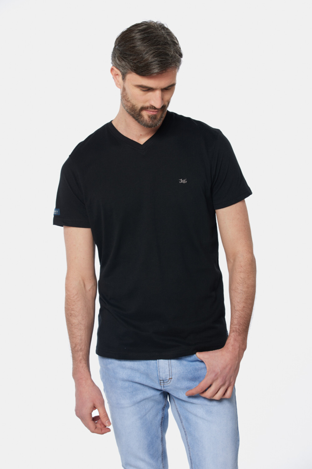 REMERA LISA ESCOTE V Negro