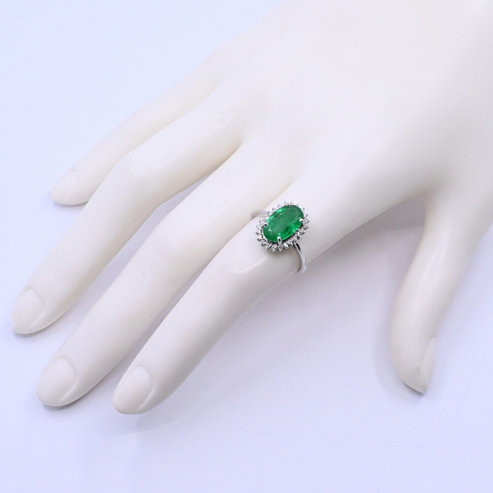 Anillo oro 14k esmeralda oval central y brillantes. Anillo oro 14k esmeralda oval central y brillantes.
