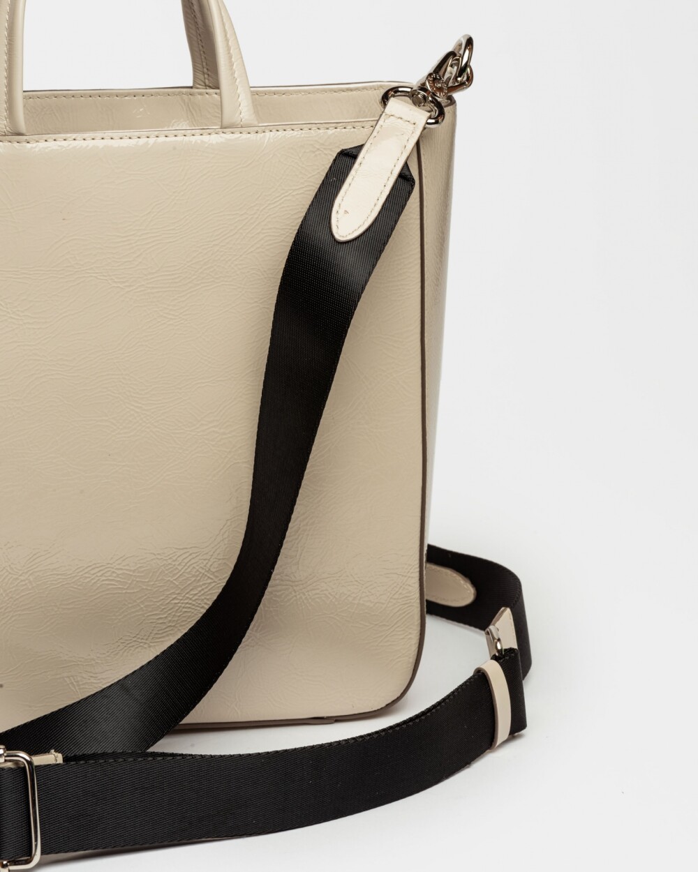 Shopper The Circle En Cuero Charol Arrugado Natural