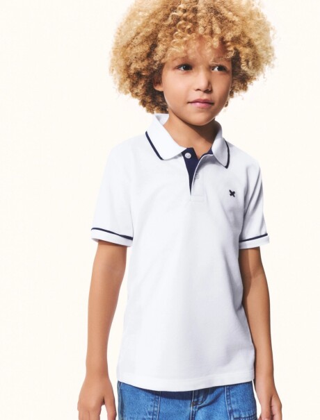 CAMISETA INFANTIL CON CUELLO Y BORDADO BLANCO