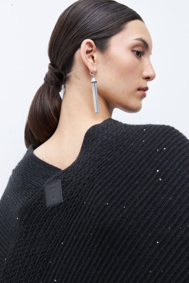 Capa tejida con flecos negro