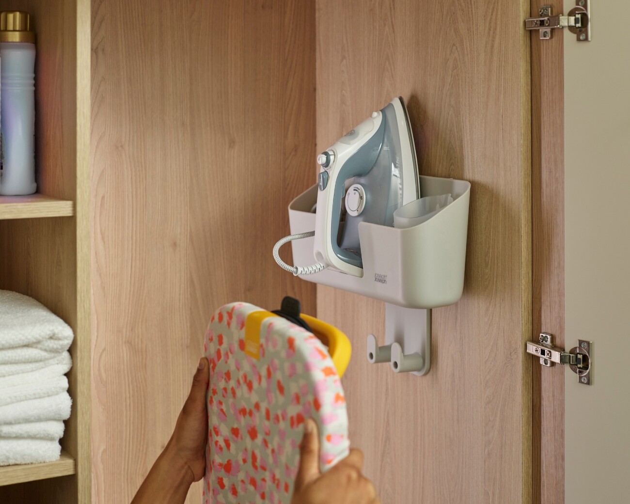 Organizador de Pared para Plancha y Tabla de Planchar Joseph Joseph IronHub™ Organizador de Pared para Plancha y Tabla de Planchar Joseph Joseph IronHub™