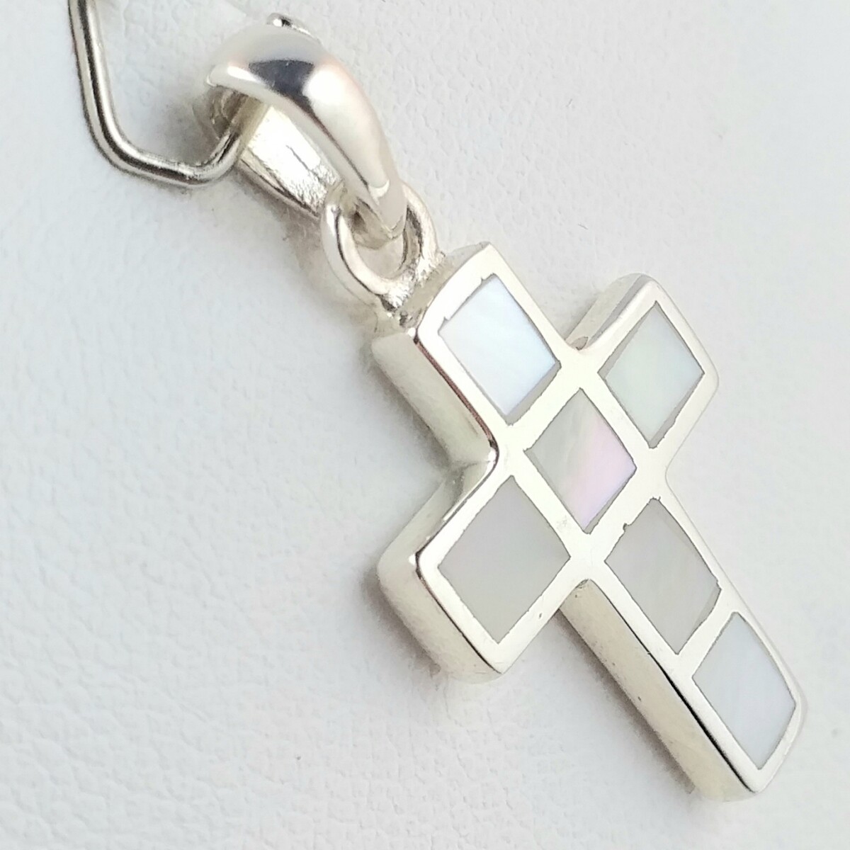 Cruz de plata 925 con Nácar, Medidas largo 2 cm, ancho 1.5 cm, espesor 3 mm. 