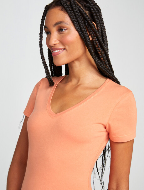 CAMISETA BÁSICA MANGA CORTA CUELLO EN V NARANJA OSCURO