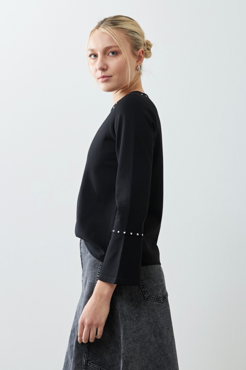 Remera con tachas negro