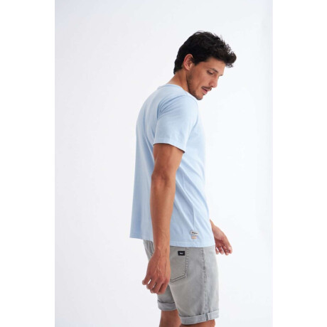 Remera básica Ottis Celeste