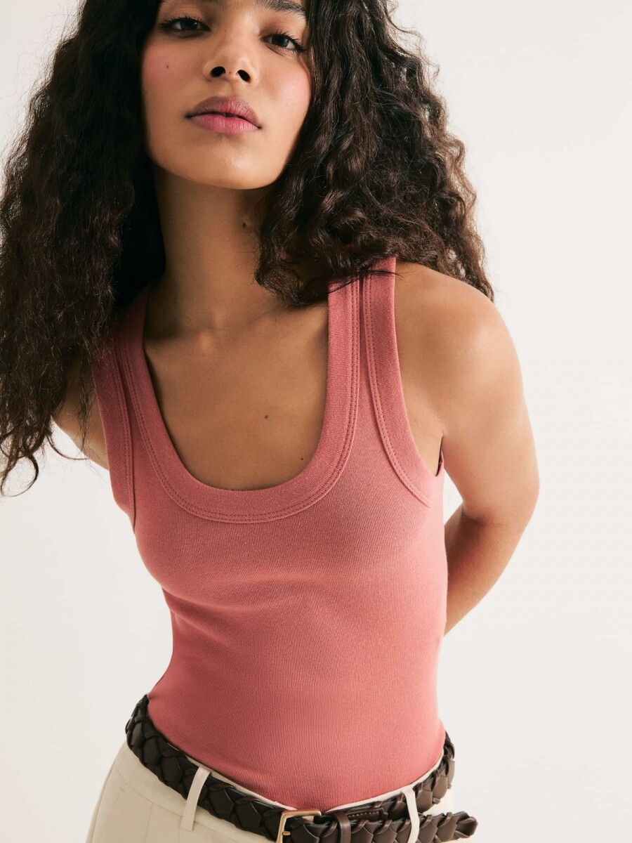 MUSCULOSA BÁSICA EN TELA ACANALADA CUELLO ENN U - ROSADO 