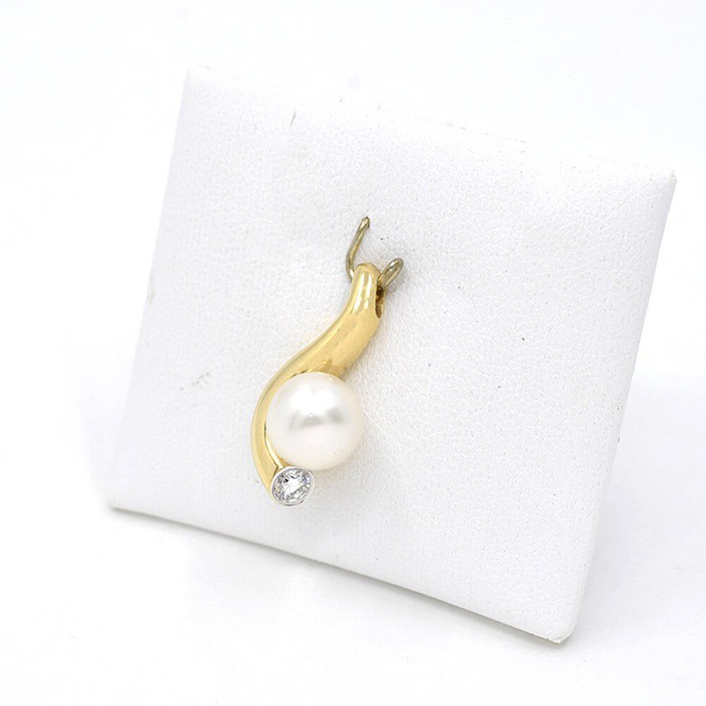 Dije en oro 18k con brillante y perla Dije en oro 18k con brillante y perla
