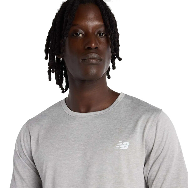 T SHIRT ESSENTIALS UTILITY - NEW BALANCE GRIS
