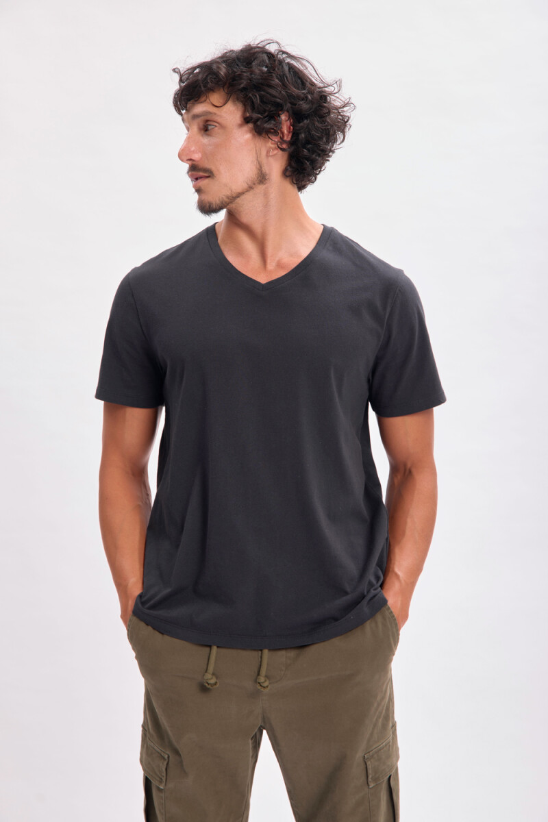 Remera manga corta cuello en v Negra
