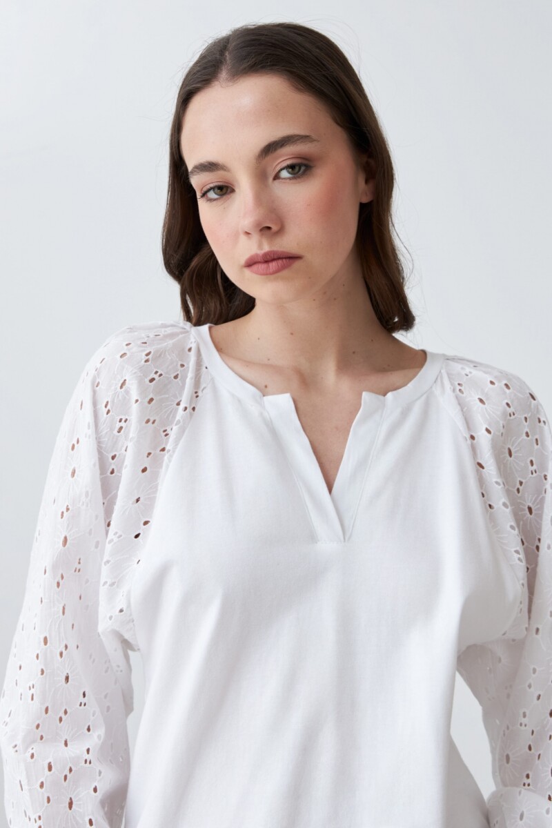 Remera con mangas de broderie blanco