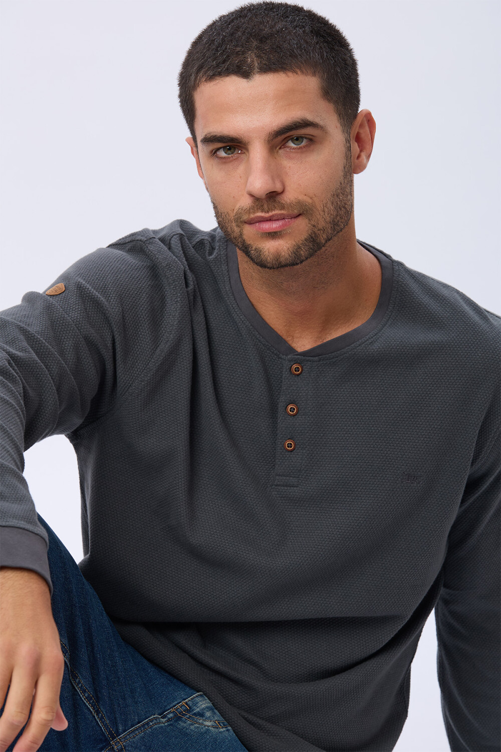 REMERA TEXTURADA DE ALGODÓN GRIS