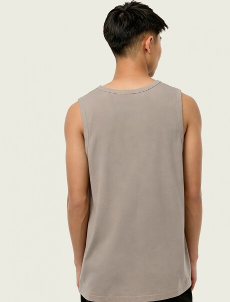 MUSCULOSA BÁSICA CON ESTAMPA GRIS