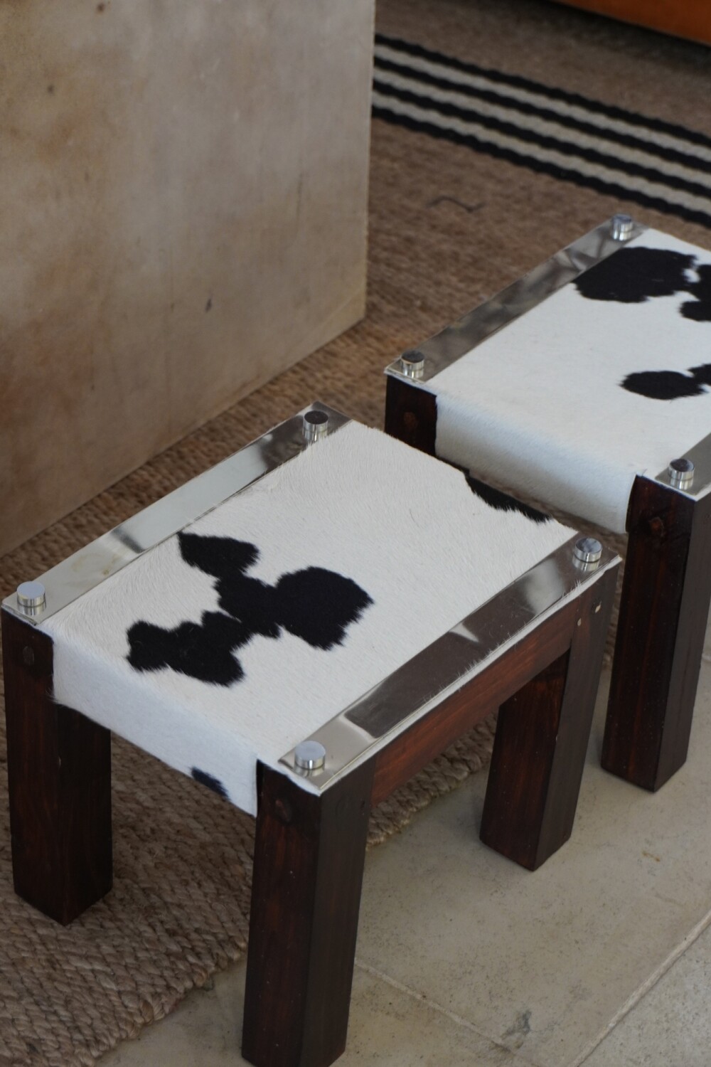 Petit Stool Cowhide oscuro
