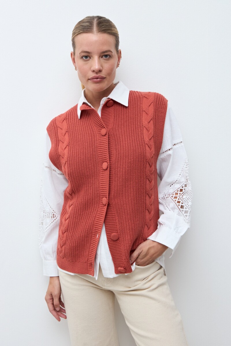 Chaleco tejido abotonado lacre