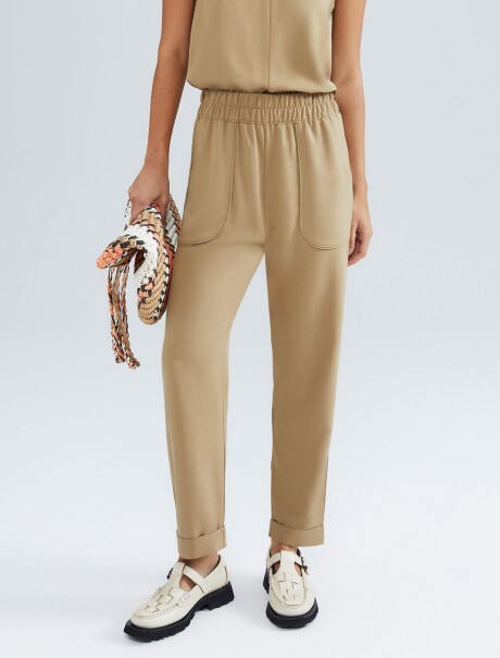 PANTALÓN DE TIRO ALTO CON BOLSILLOS BEIGE