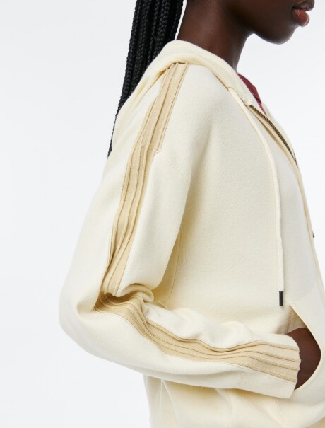 CAMPERA DE PUNTO CON CAPUCHA BEIGE