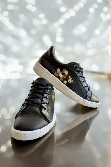 Sneaker Dasha Negro Con Arte. Sneaker Dasha Negro Con Arte.