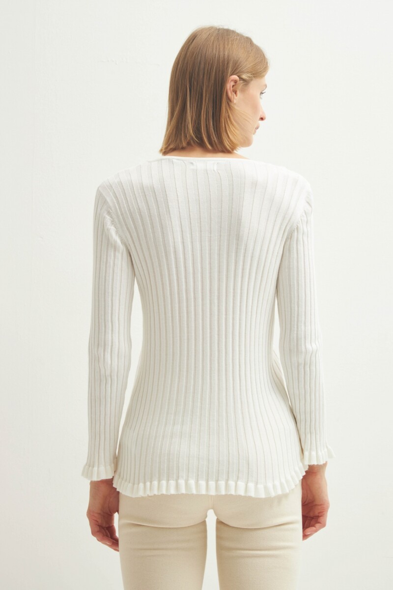 Sweater canalé con volado crudo