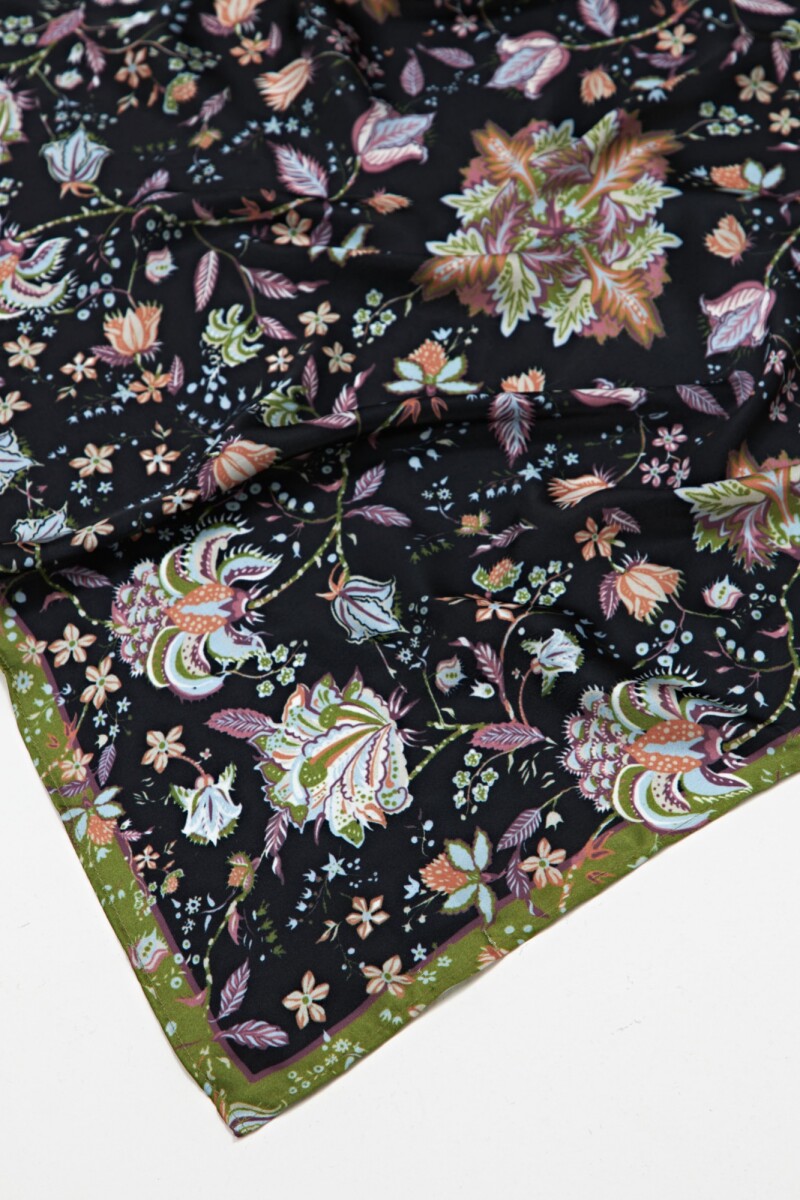Pañuelo estampado floral búlgaro negro