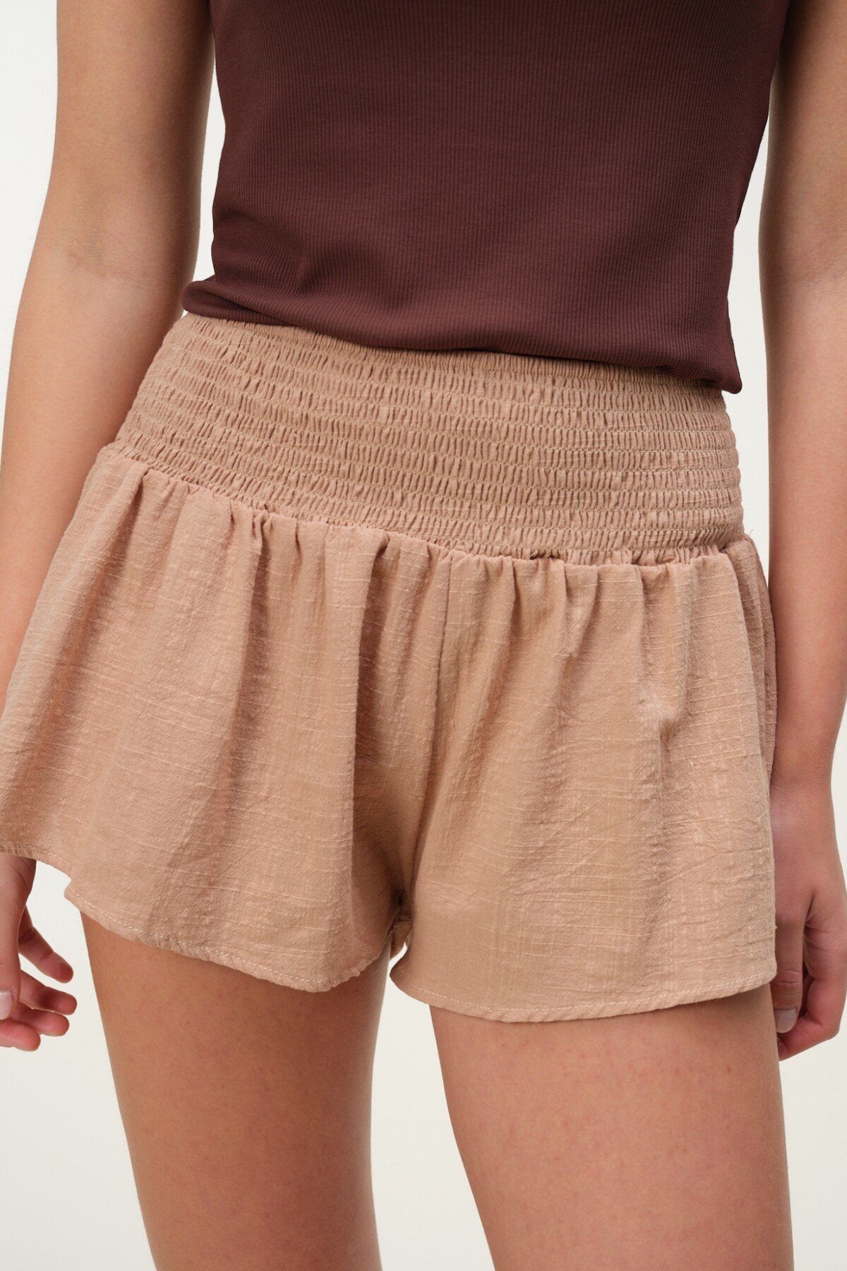 Short Liviano Frunces Tostado