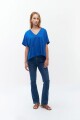 Remera oversize escote V azul francia