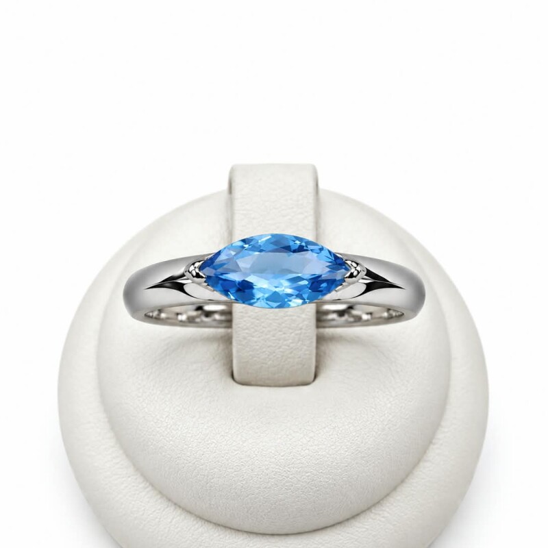 Anillo con piedra central azul talla Navette Anillo con piedra central azul talla Navette