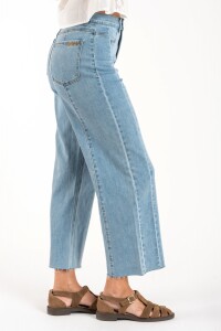 Jean Recto Con Cortes Denim