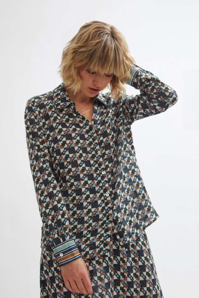 Camisa con estampa geometrica verde ingles