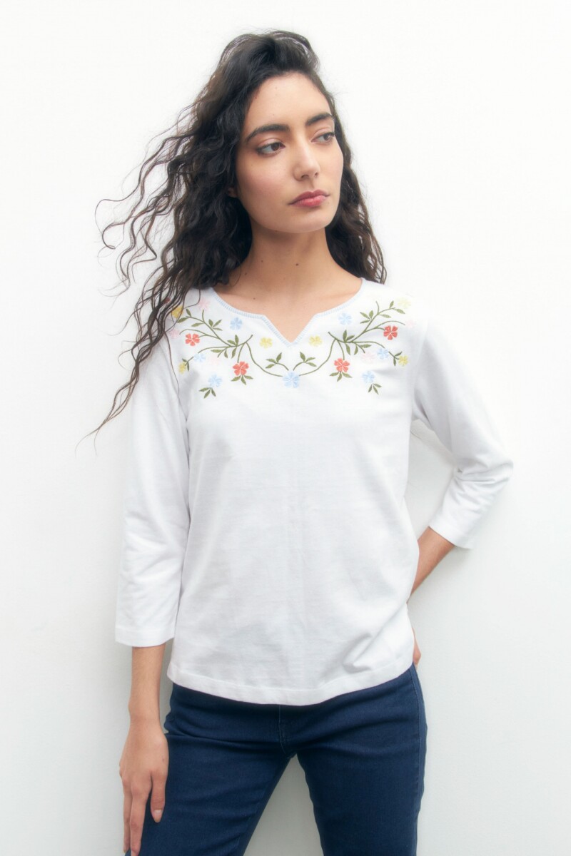 Remera con bordado floral blanco