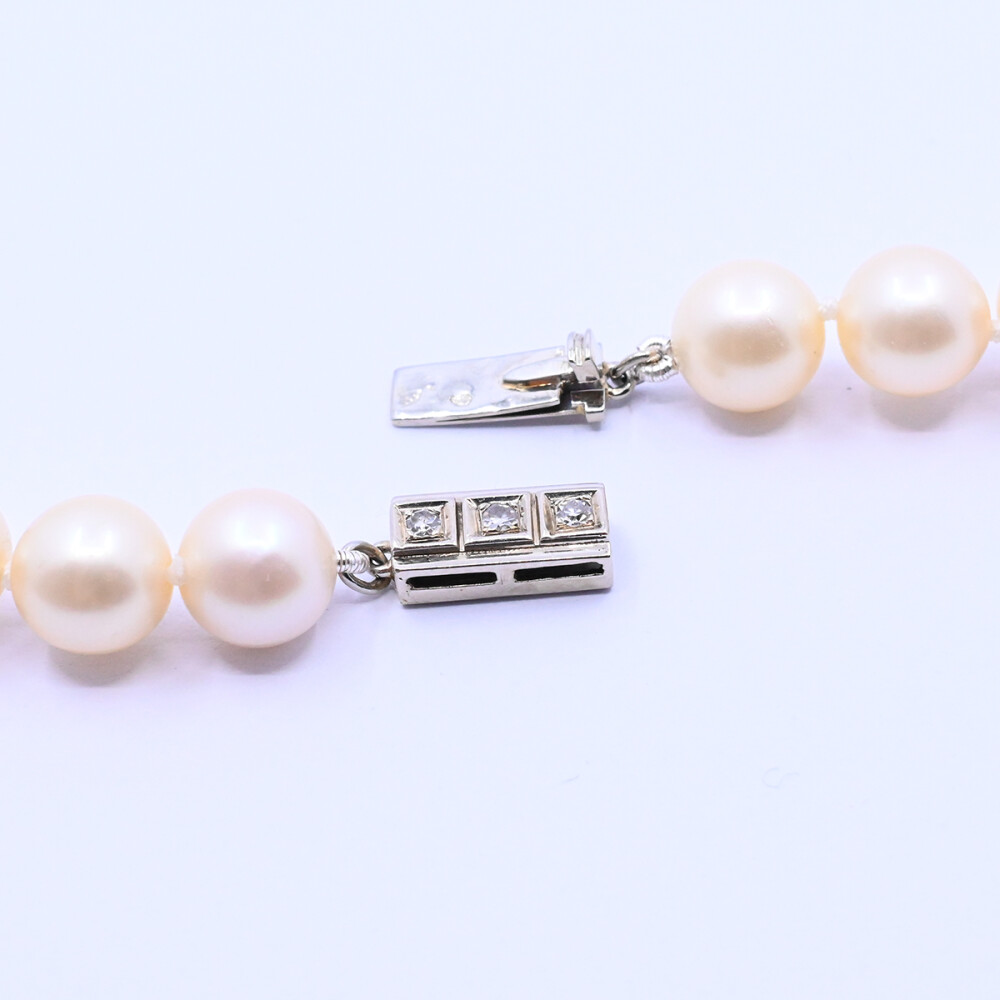 Collar perlas de cultivo y broche oro 18k blanco y brillantes Collar perlas de cultivo y broche oro 18k blanco y brillantes