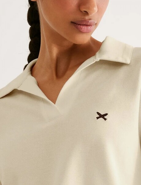 CAMISETA MANGA CORTA CON CUELLO AMARILLO