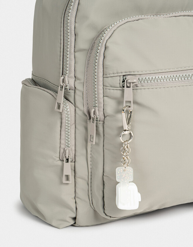 Mochilas Urbanas Mochila Urbana Con Charm - Gris Claro