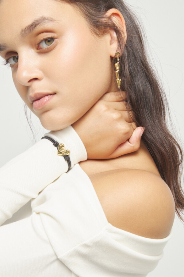 PULSERA DE HILO ELÁSTICO NEGRO CON CORAZÓN BAÑADO EN ORO 18K Pulsera