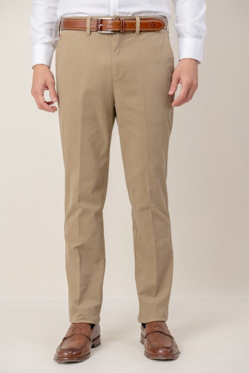 Pantalón gabardina classic fit Tostado