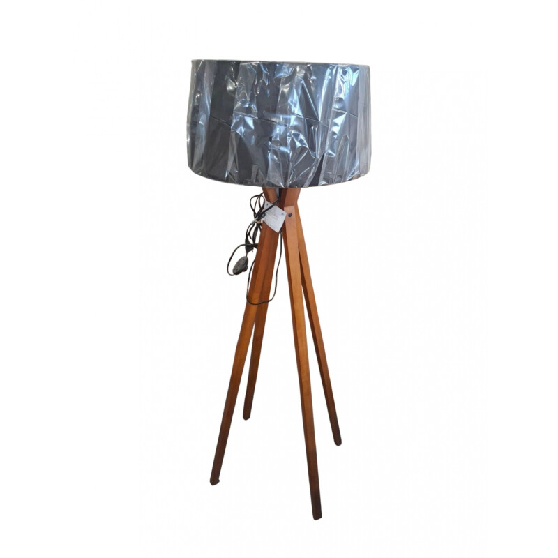 Luminaria de pie pantalla negra y madera Luminaria de pie pantalla negra y madera