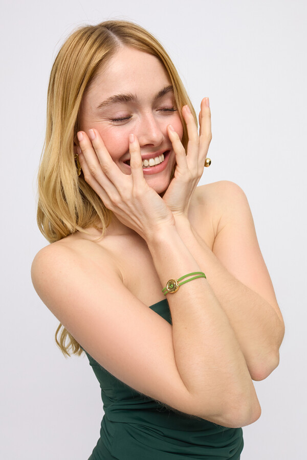 PULSERA DE CUERO DOBLE VERDE CON DETALLE DE OJO EN ALEACIÓN DE METALES BAÑADO EN ORO 18K Y CRISTAL Pulsera