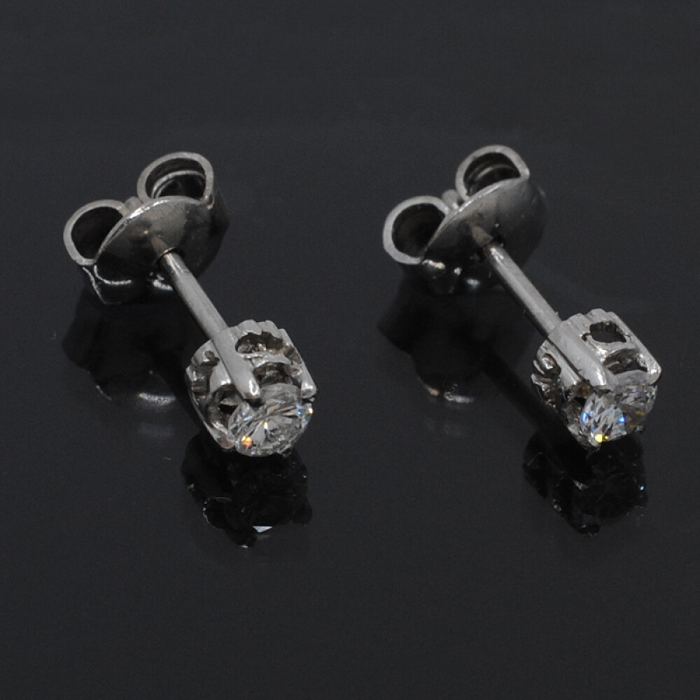 Caravanas en oro 18k blanco y brillantes. Caravanas en oro 18k blanco y brillantes.