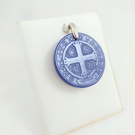 Medalla religiosa en resina, San Benito color azul 4.2cm, argolla en plata 925. Medalla religiosa en resina, San Benito color azul 4.2cm, argolla en plata 925.