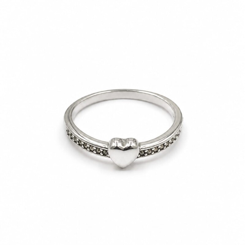 Anillo con zirconias y corazón al centro Anillo con zirconias y corazón al centro
