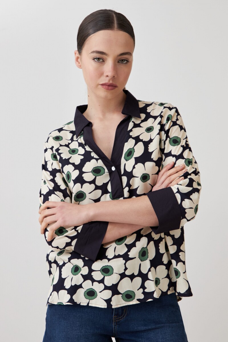 Blusa con estampa margaritas azul marino