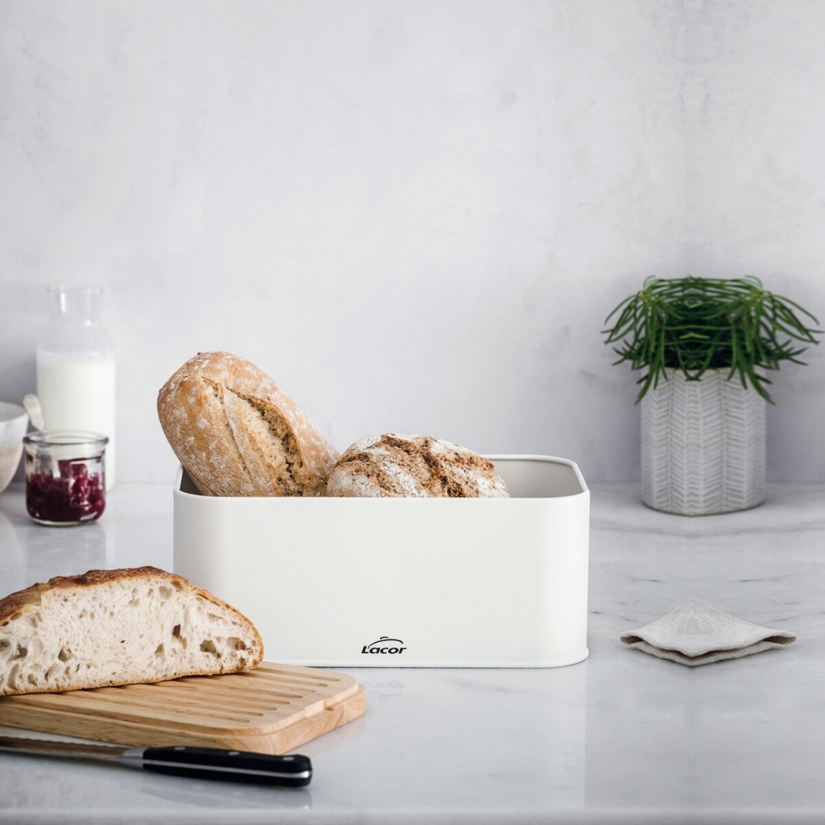 Panera con tapa en madera ranurada 