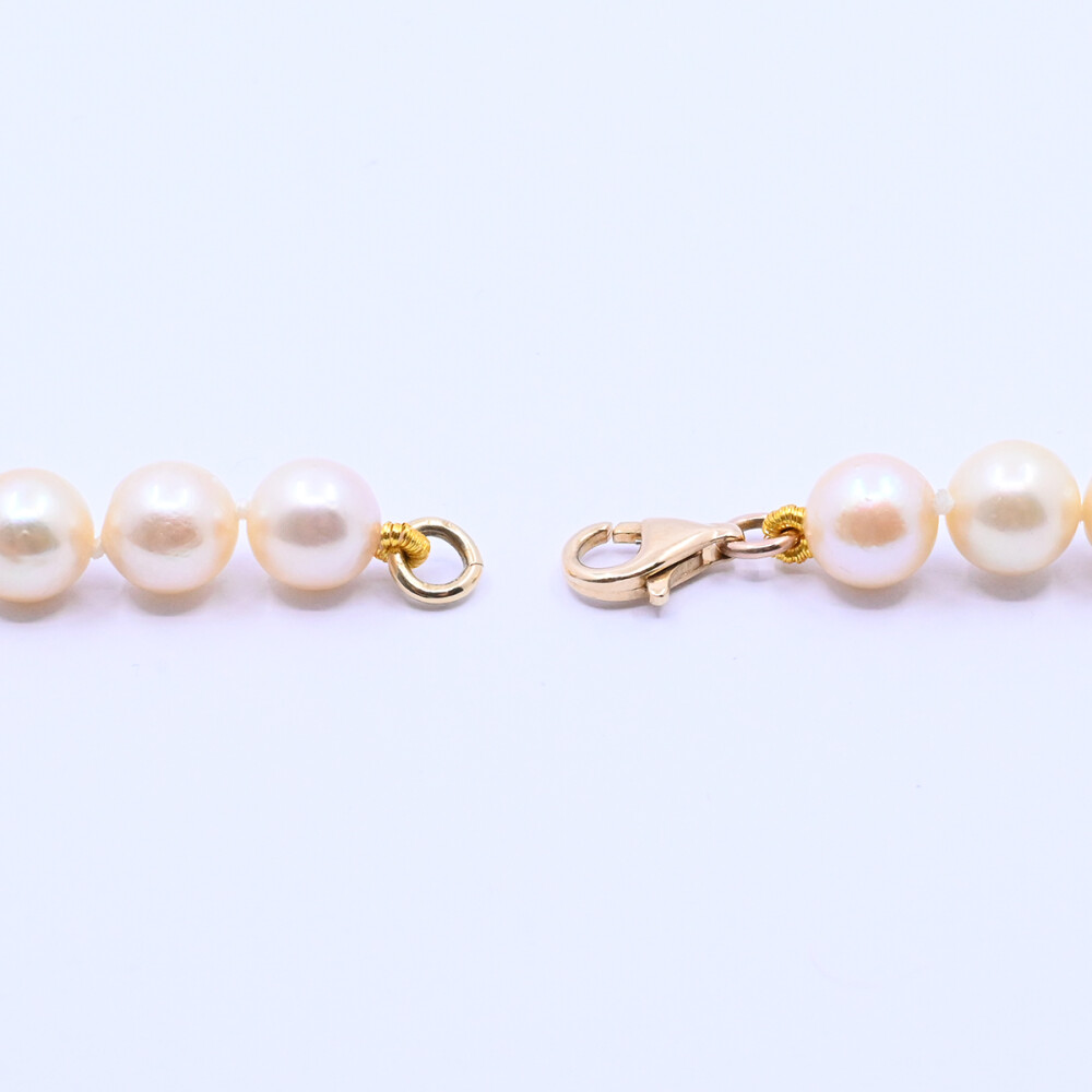 Collar perlas de cultivo y broche de oro 18k. Collar perlas de cultivo y broche de oro 18k.