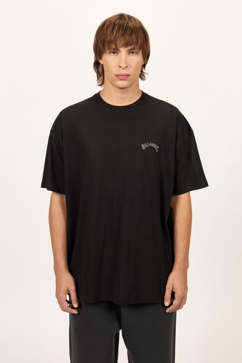REMERA ARCH EMB OVER TEE J-negro