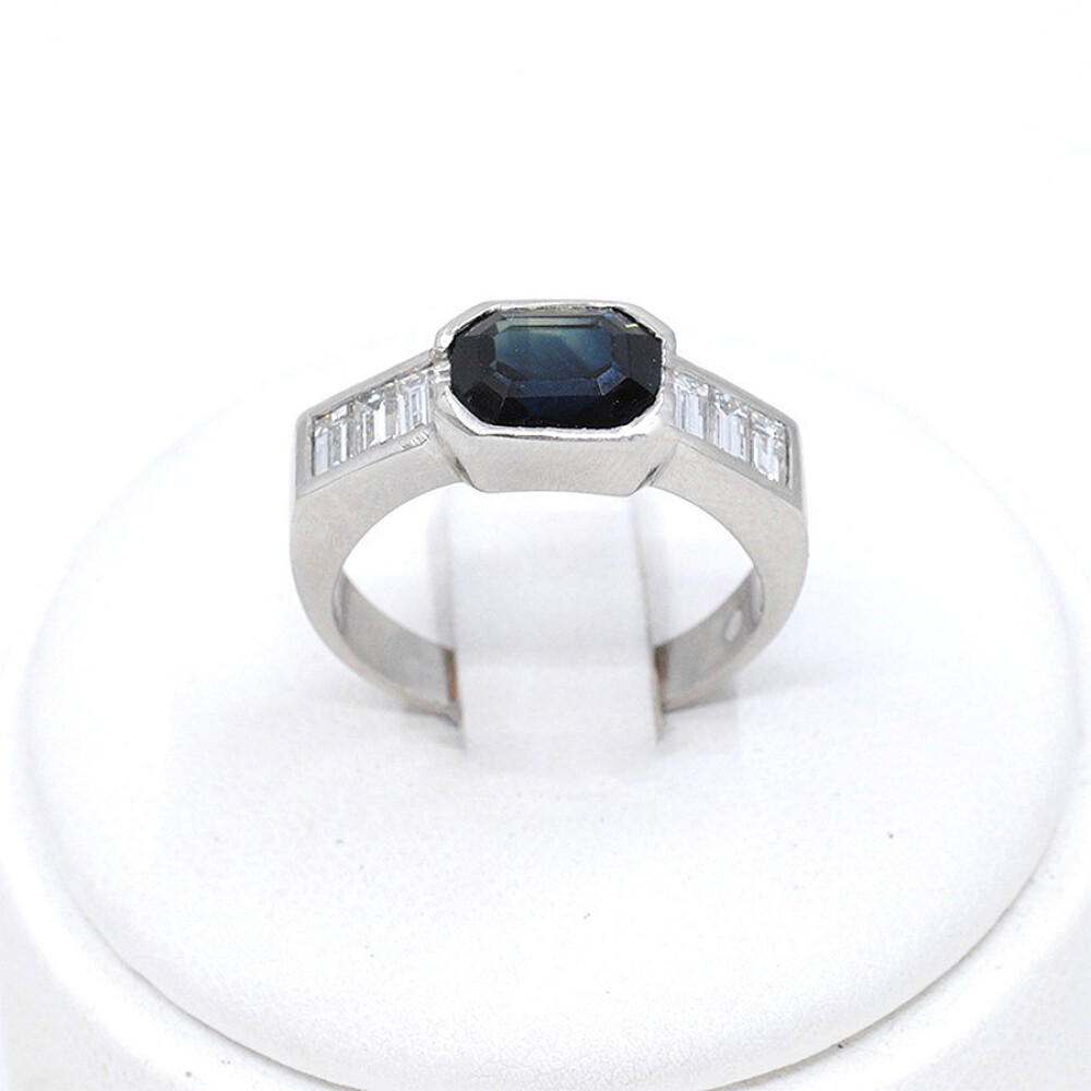 Anillo En Platino, Brillantes Y Zafiro Anillo En Platino, Brillantes Y Zafiro