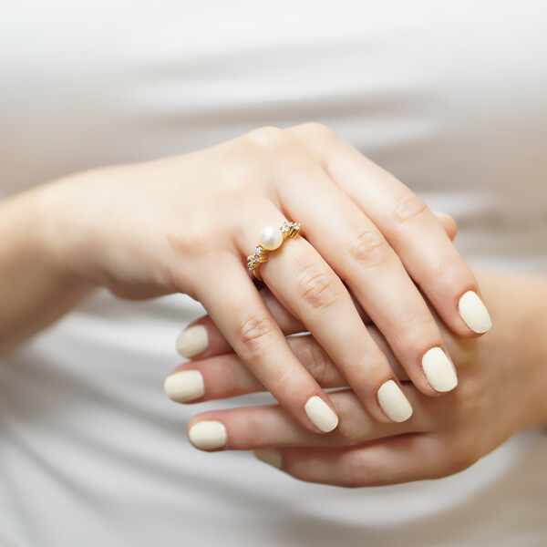 Anillo Malena de oro blanco 18k con perlas de cultivo y seis brillantes Anillo Malena de oro blanco 18k con perlas de cultivo y seis brillantes