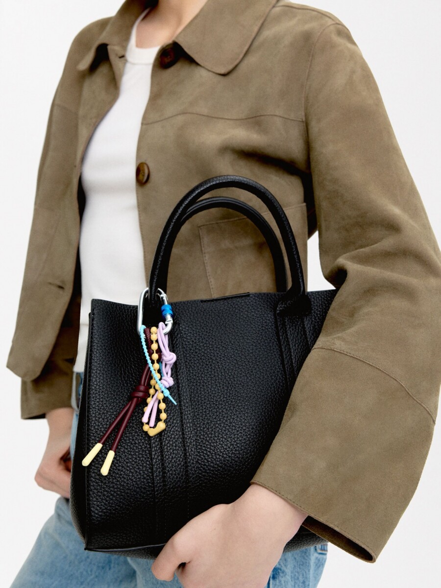 Bolso Tote Con Colgante M negro