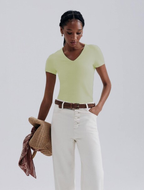 CAMISETA BÁSICA SLIM CUELLO EN V VERDE